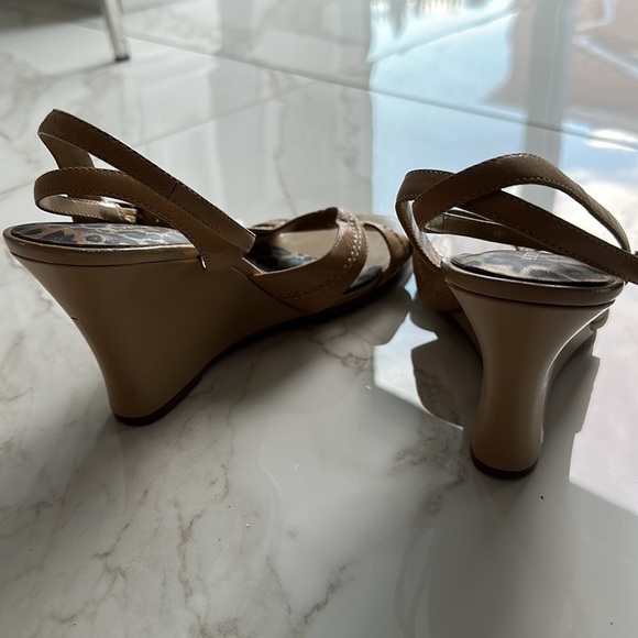 Leather Wedge Sandals Tan Beige Neutral Nude Sz 9 Andrew Geller from Town Shoes - Picture 4 of 6